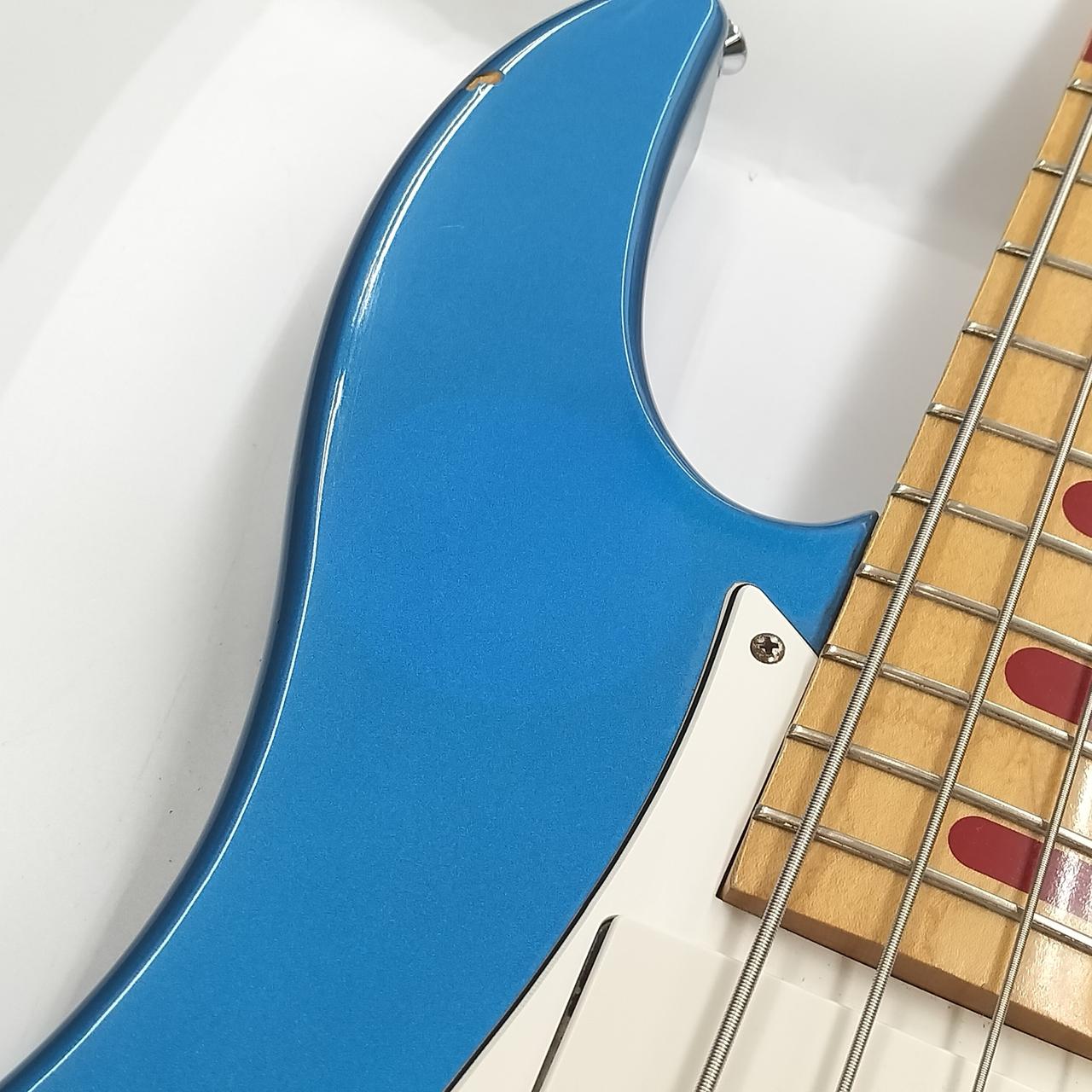 ステッカーの跡あり