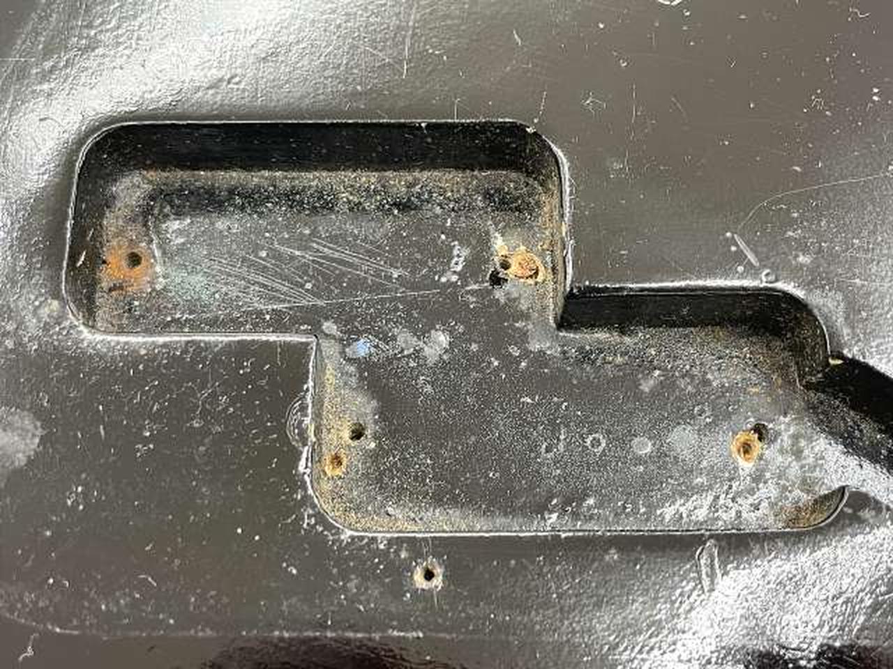 ピックアップ変更の際の穴あり