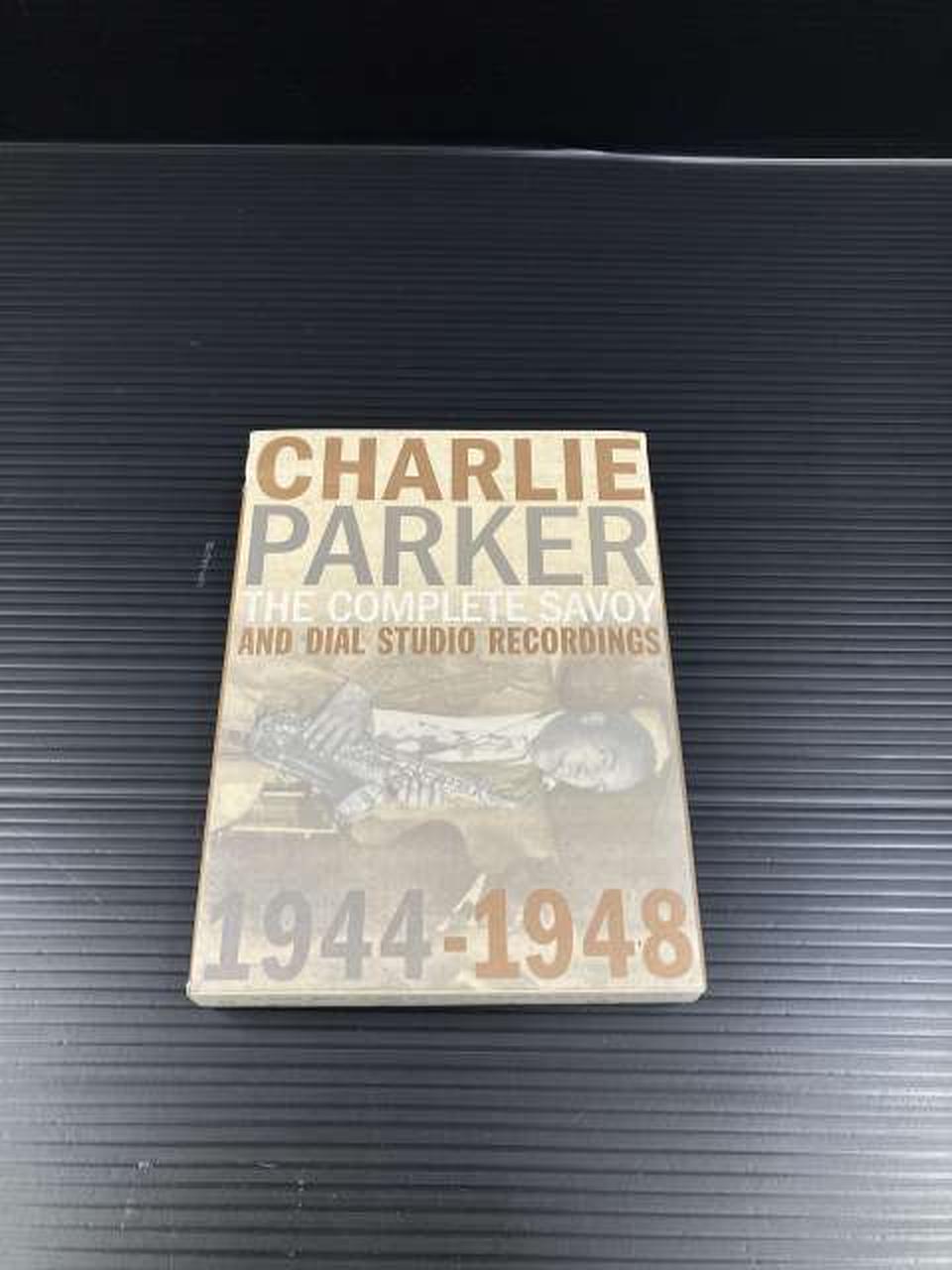 ジャケット傷みあります。