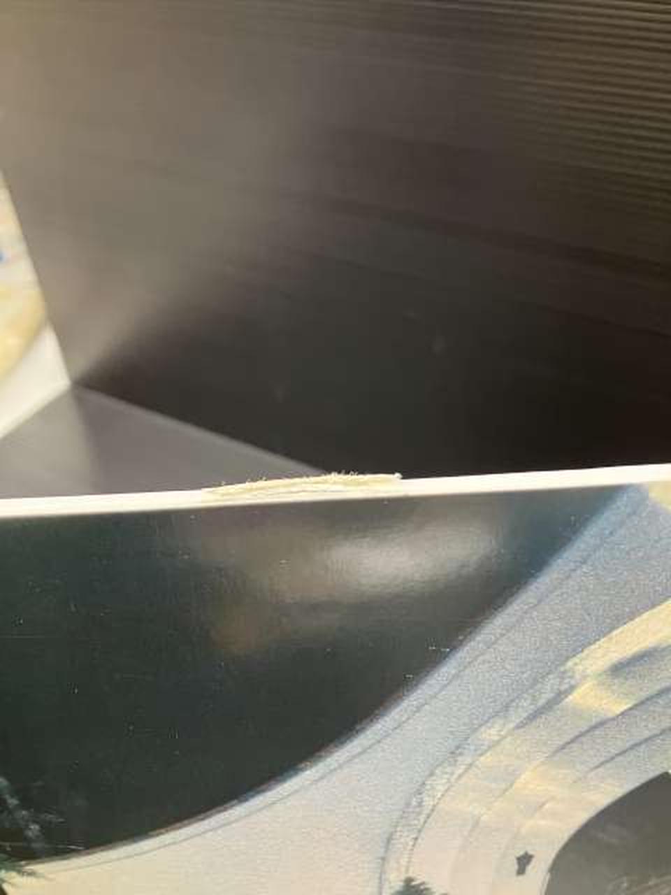 ジャケット上部に破れあり