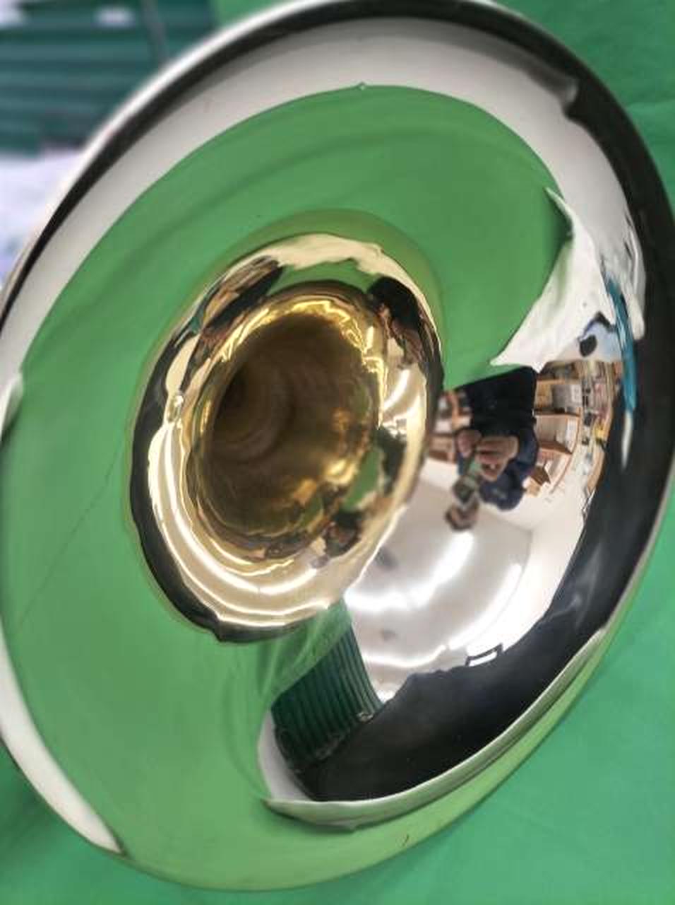 左に斜めの長い傷など