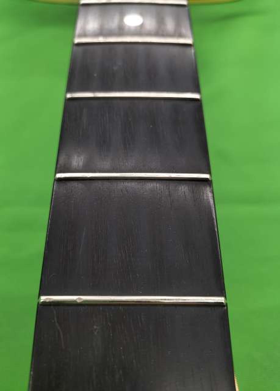 手前が1フレットの減り部分