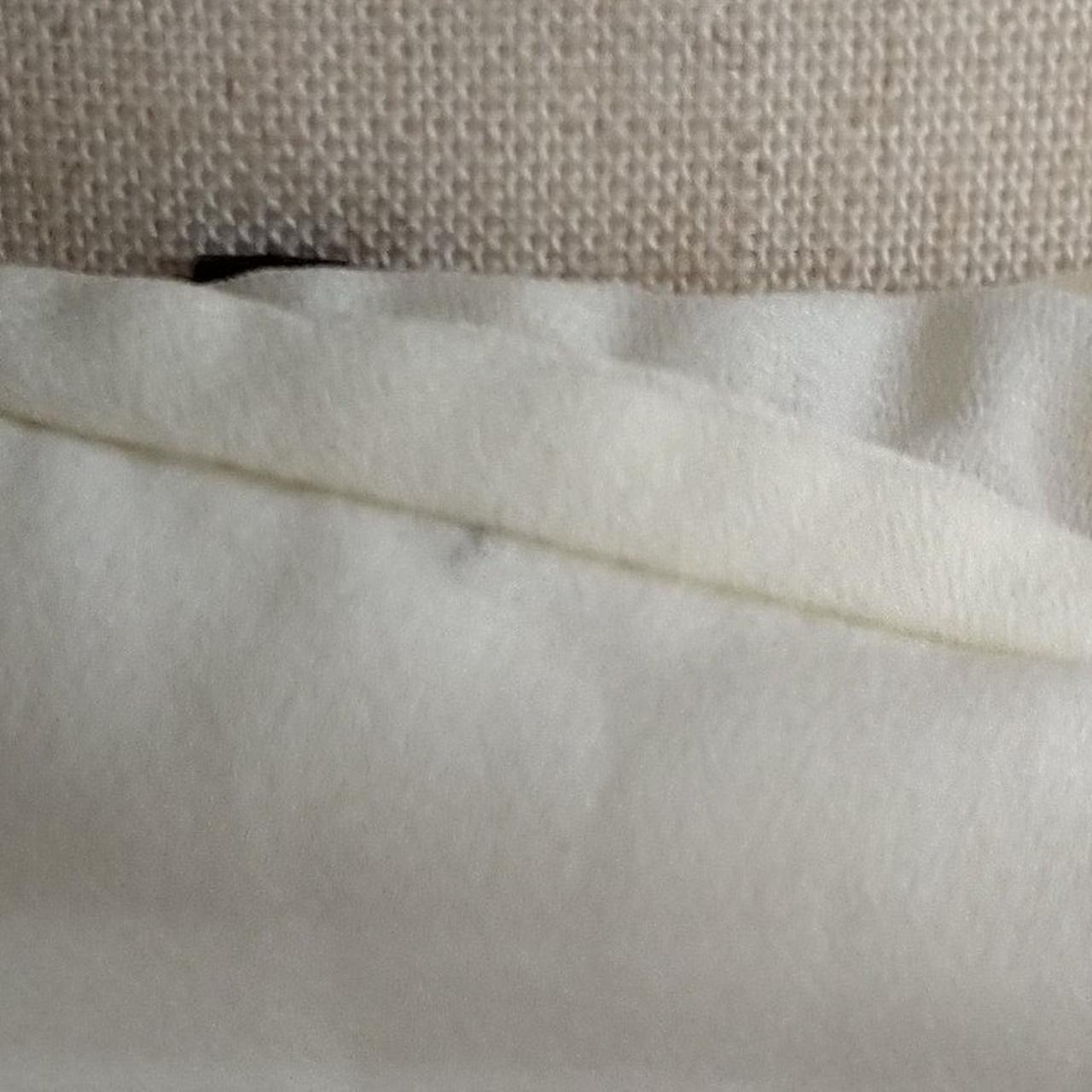 襟の内側に黒い紐の様なものがあります。