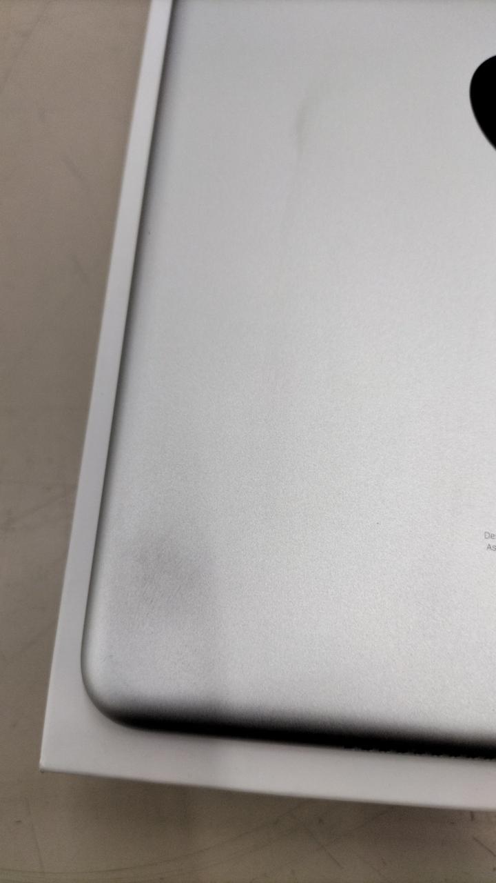 背面下部に凹みあり