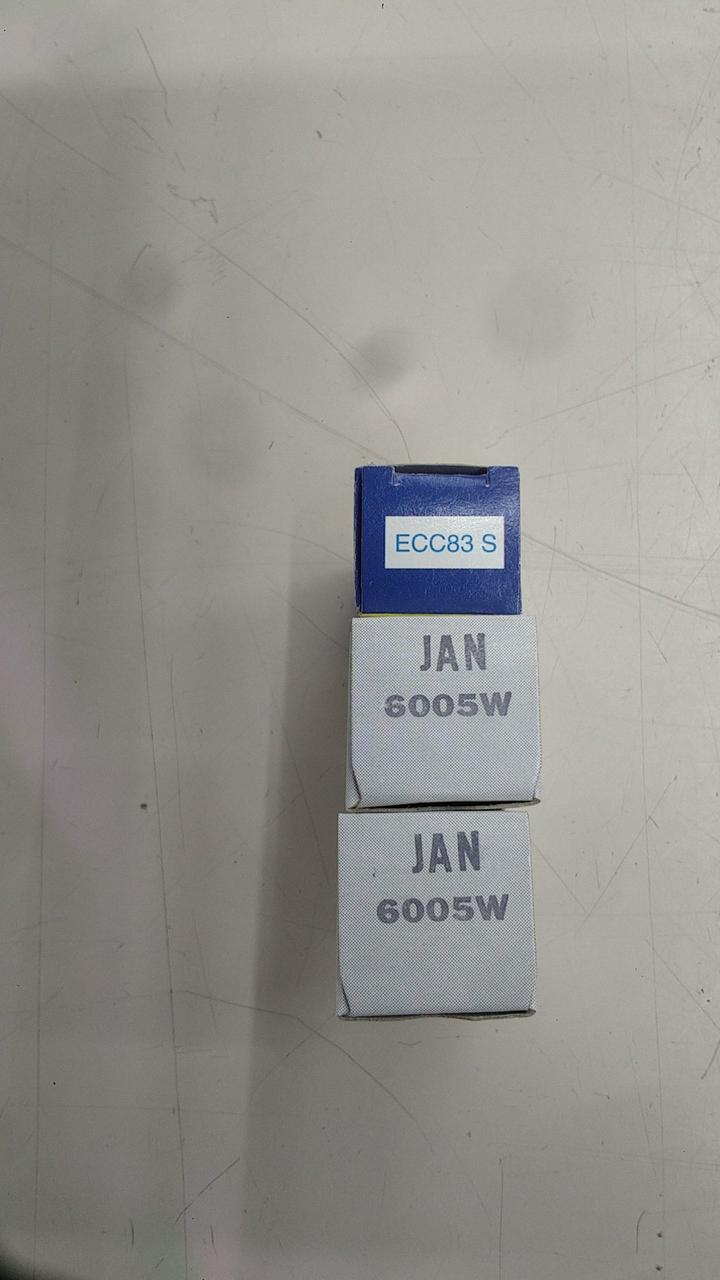 本体に使用している真空管の箱です