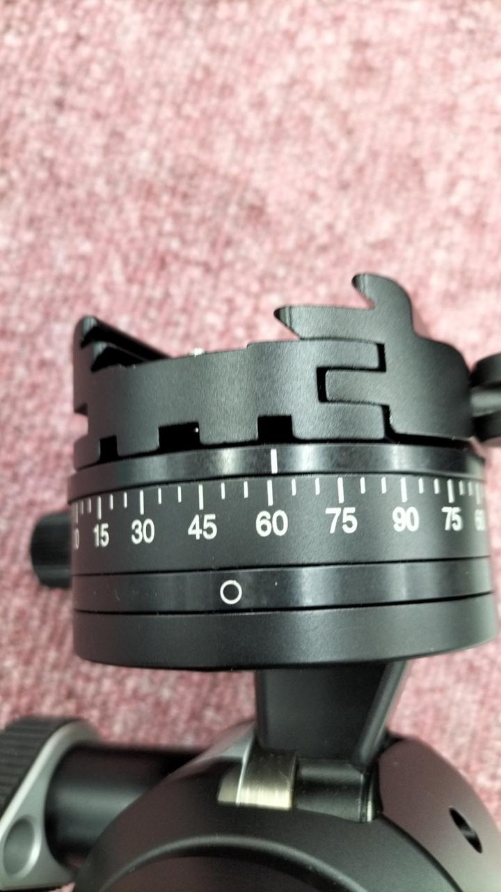 台座とロックプレートの間がガタつきます。