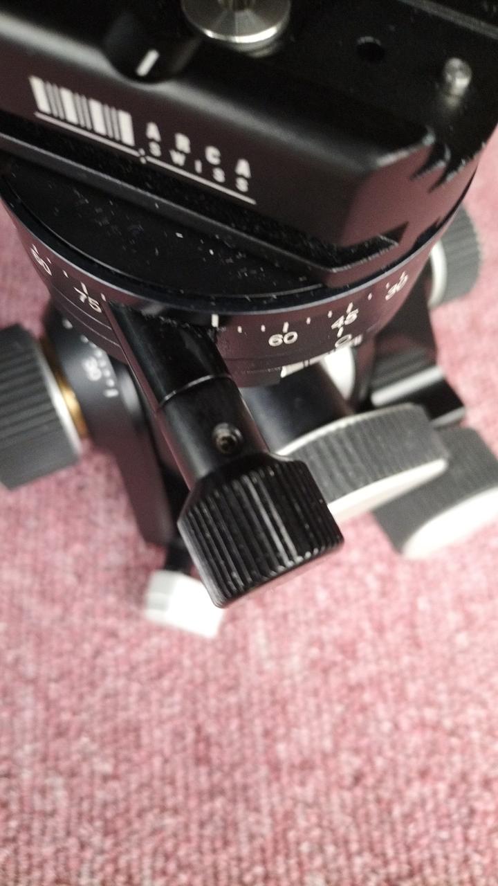 パンニングノブの操作時に左右共に遊びあり