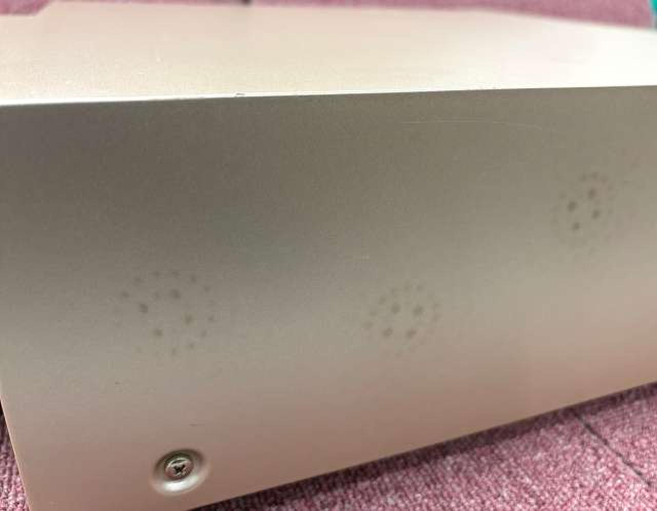 側面に汚れ/何かの跡あります