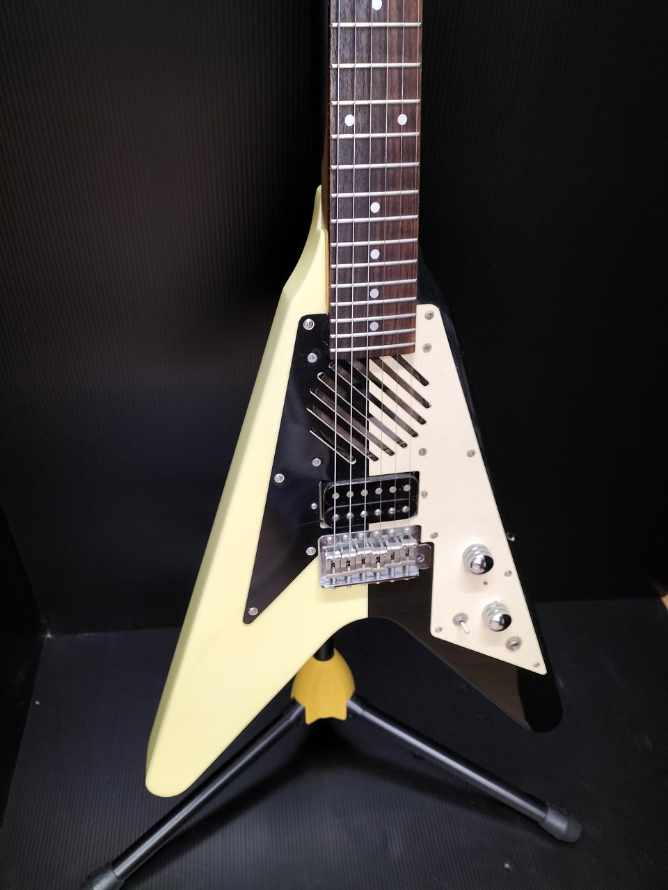 グレコ(GRECO)|【マイケルシェンカーカラー・珍しいアンプ内蔵ミニFV