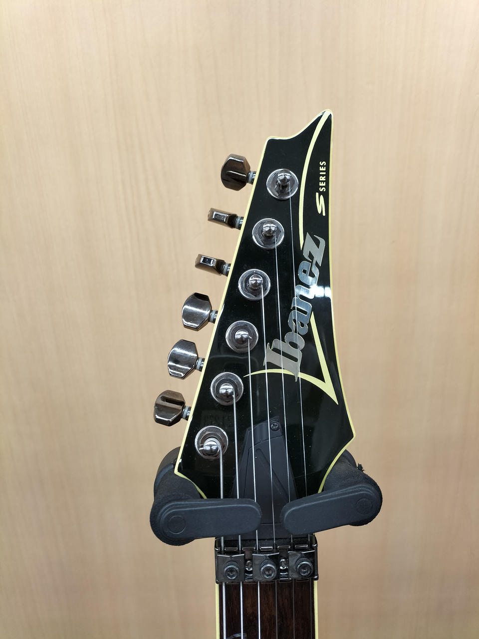 アイバニーズ(IBANEZ)|【極薄ボディにトップをポプラ・バール材を採用