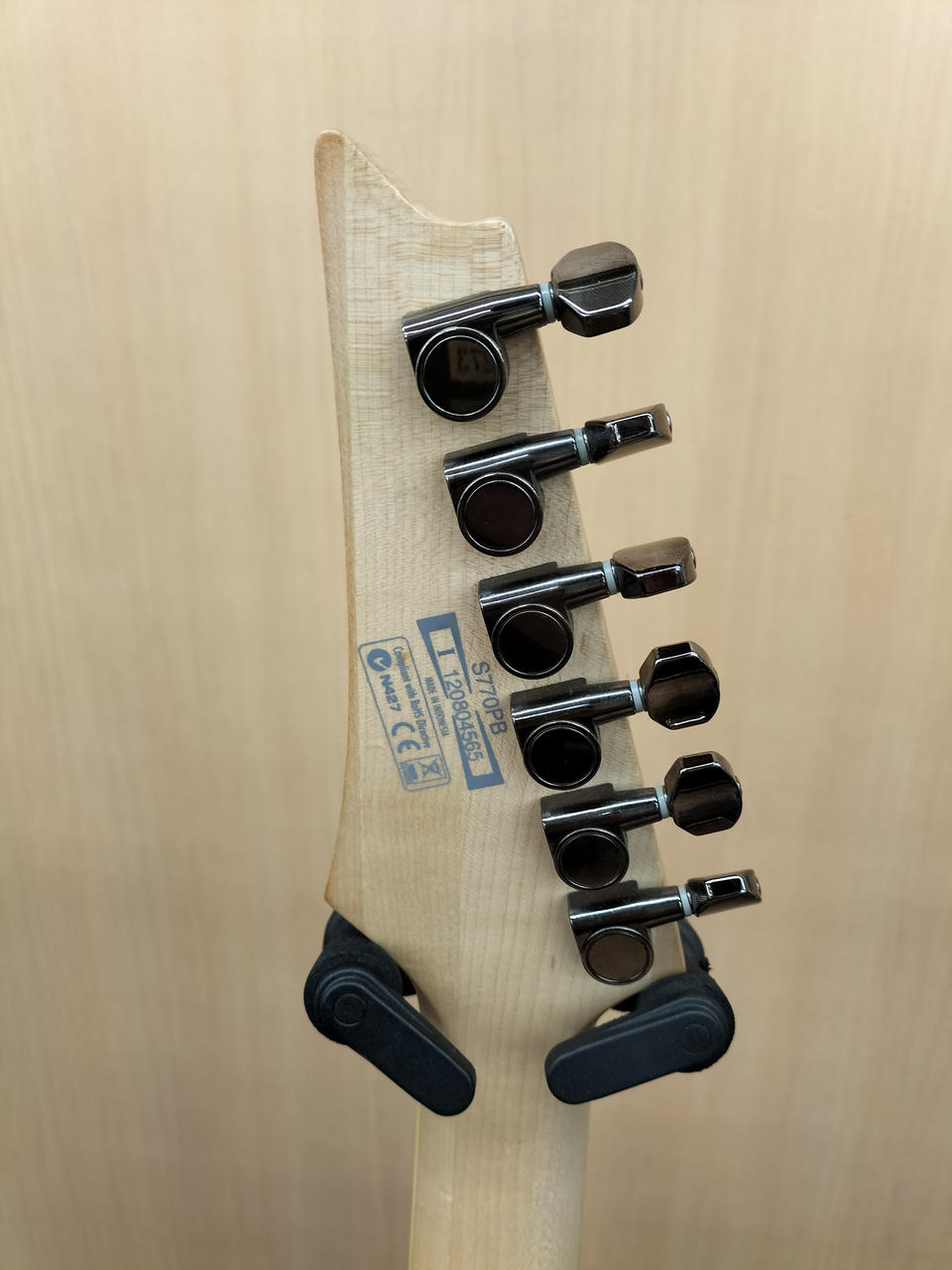 アイバニーズ(IBANEZ)|【極薄ボディにトップをポプラ・バール材を採用