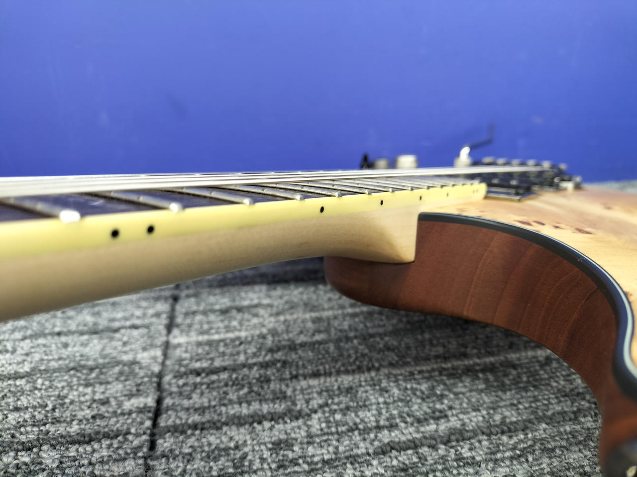 アイバニーズ(IBANEZ)|【極薄ボディにトップをポプラ・バール材を採用