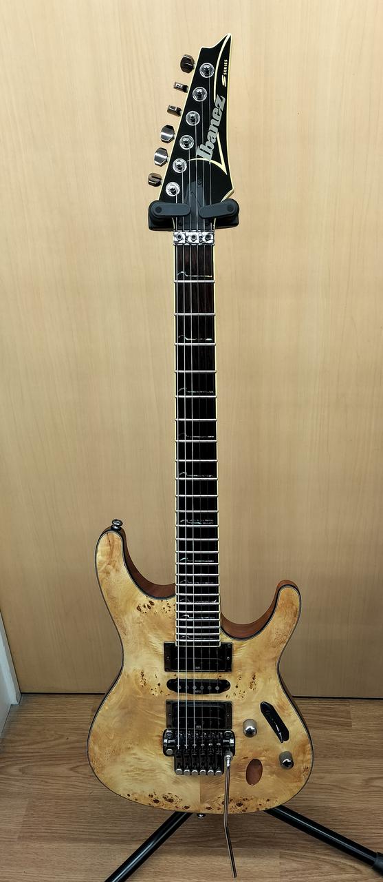 アイバニーズ(IBANEZ)|【極薄ボディにトップをポプラ・バール材を採用