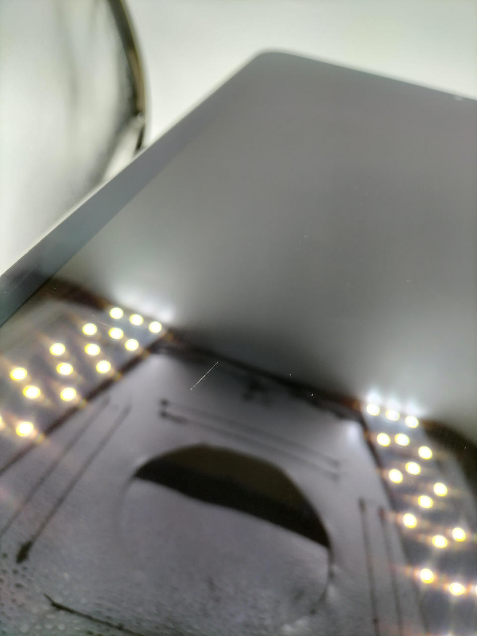 液晶小さなキズあり。