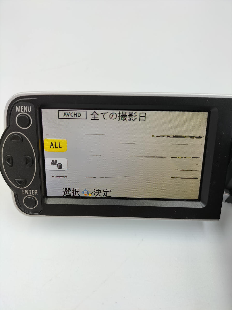 画面に線が入っています。