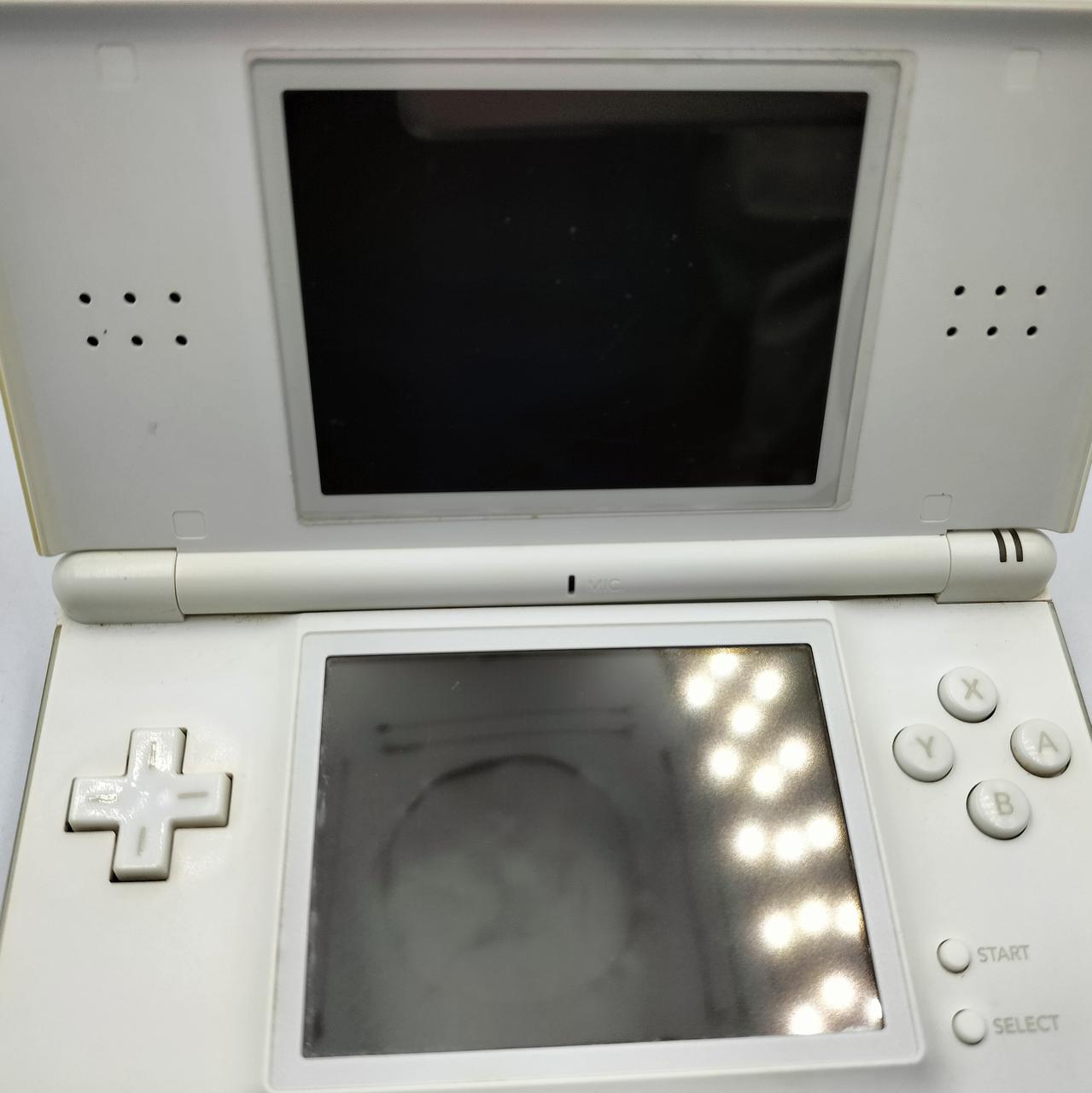 見えづらいですが上画面にチリと傷あります