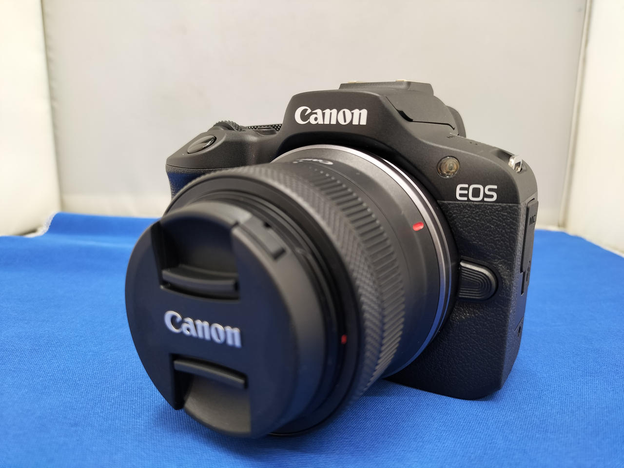 完動品・極美品★Canon　キャノン　EOS　R100　ミラーレス1眼カメラ　箱 EOS R100 ダブルズームキット APS-C ミラーレス一眼カメラ