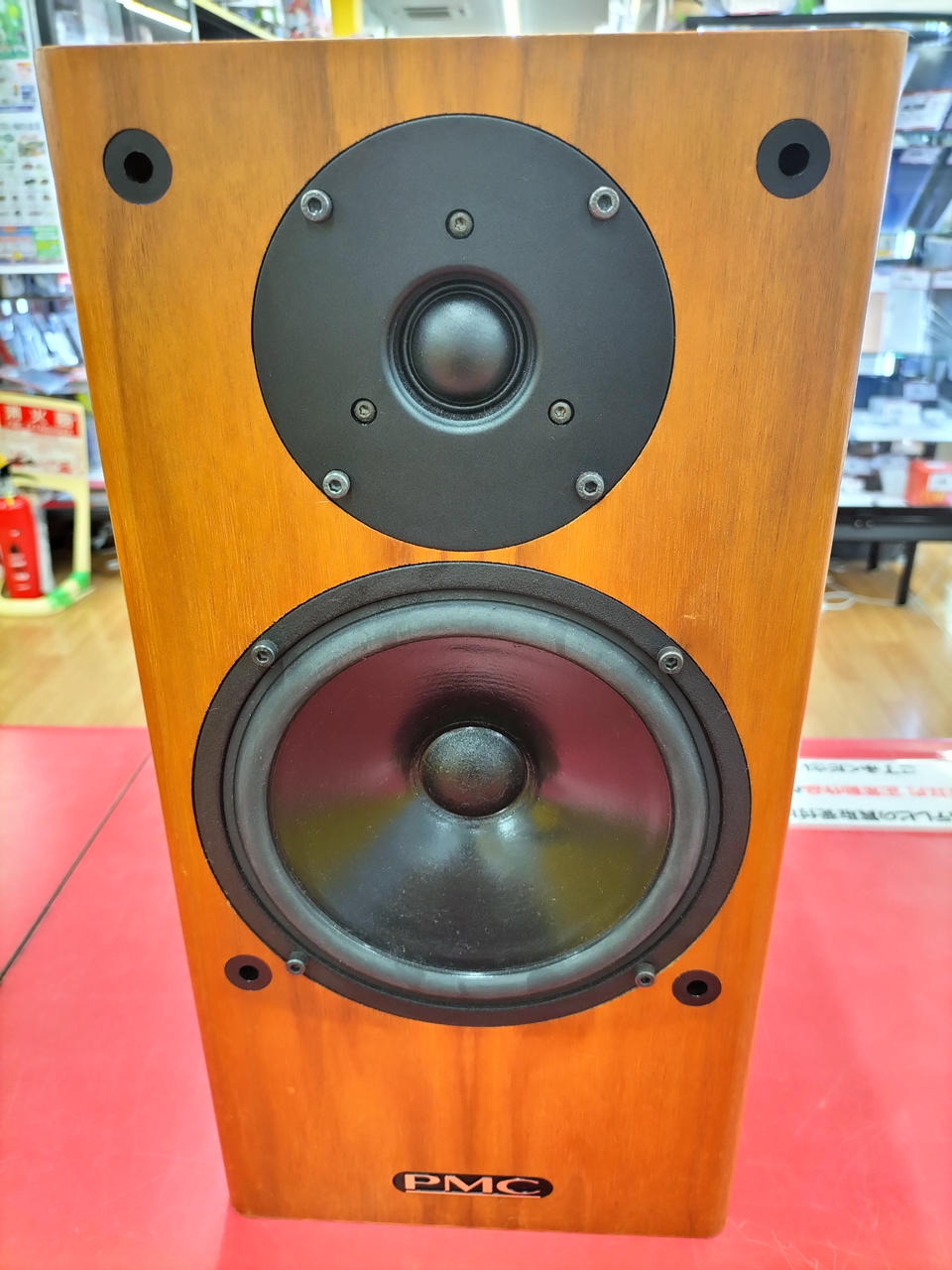 PMC ブックシェルフスピーカー DB1 PMC “DB1 Gold” 発売 - お知らせ - ヒビノインターサウンド株式会社
