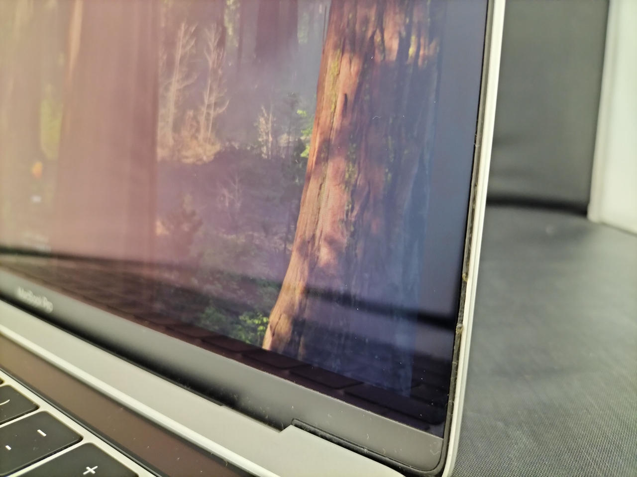 液晶枠のゴム劣化あり