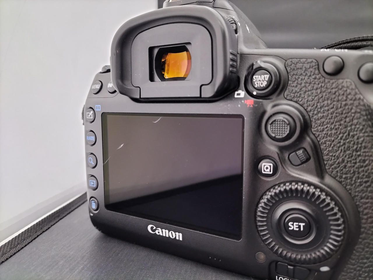 液晶に大きめの傷あり