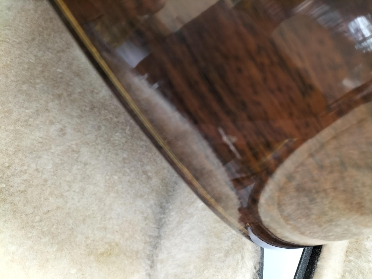 打痕かクラックかボディ下部のため判別不可