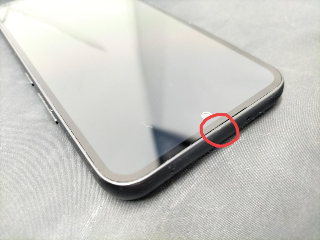 まる部分に小さい凹みあり