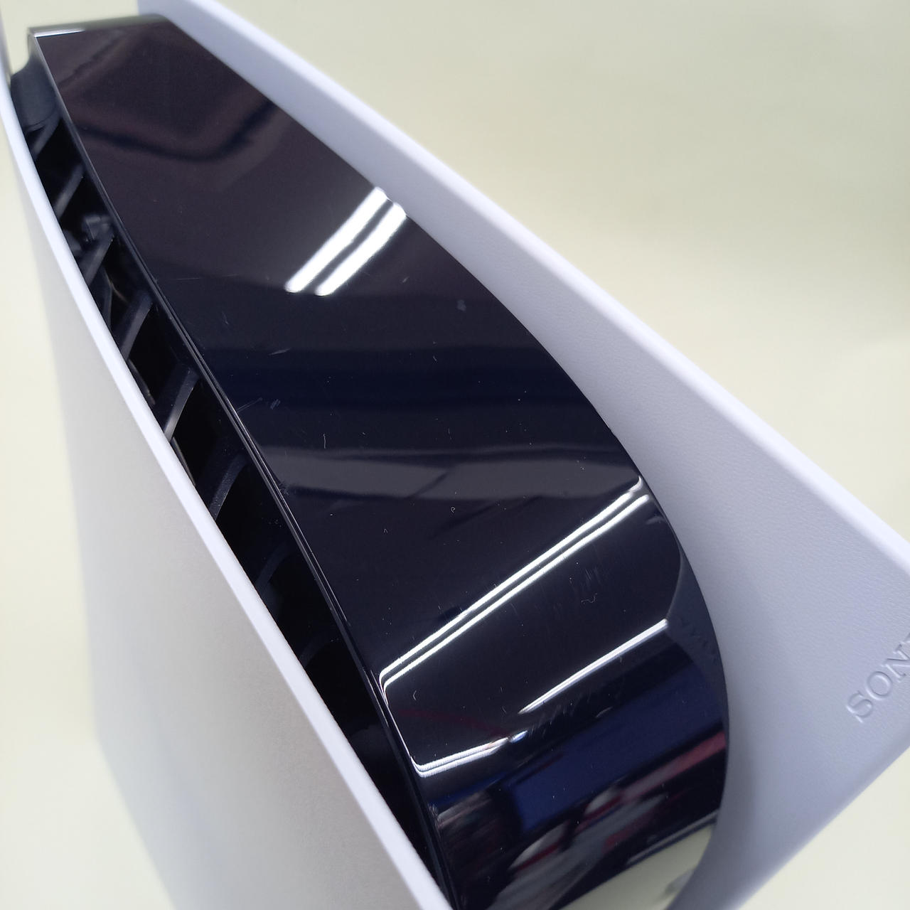 写真写りづらいですがスリキズあります