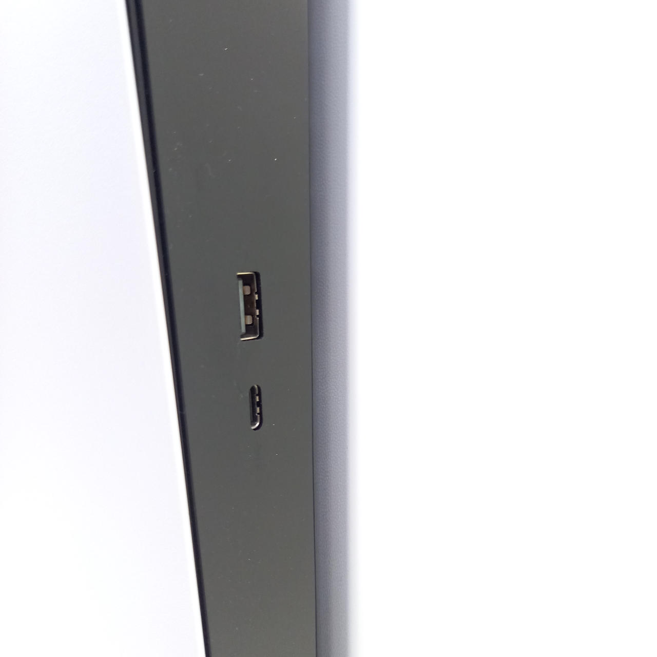 写真写りづらいですがスリキズあります