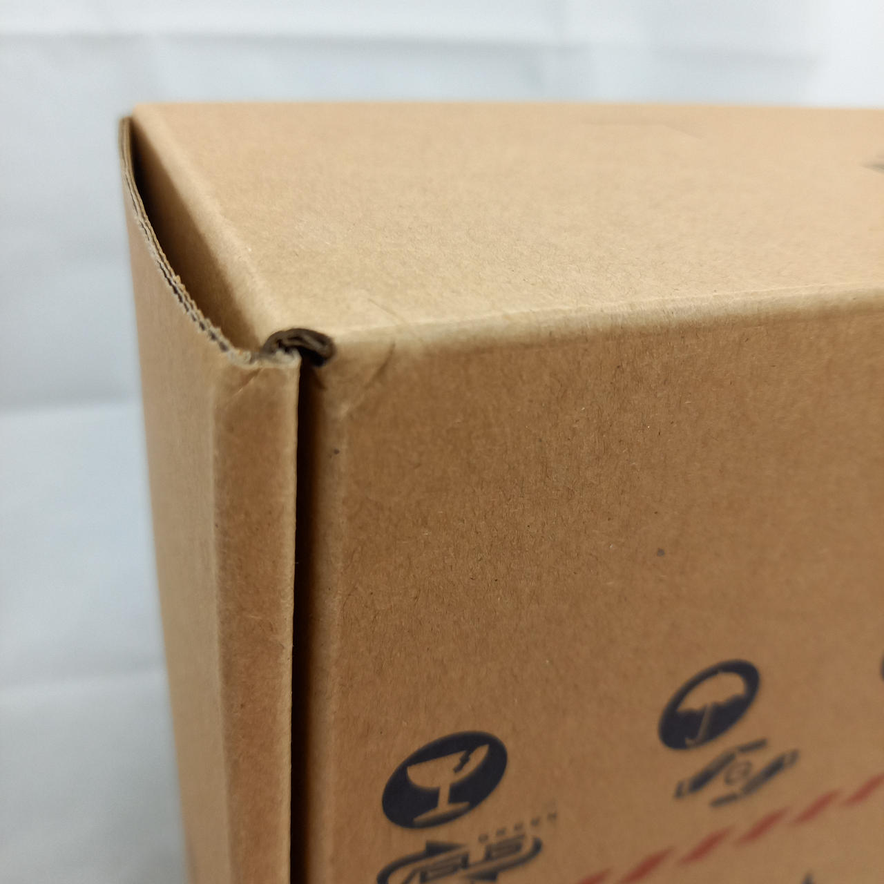 外箱角に小凹みあり