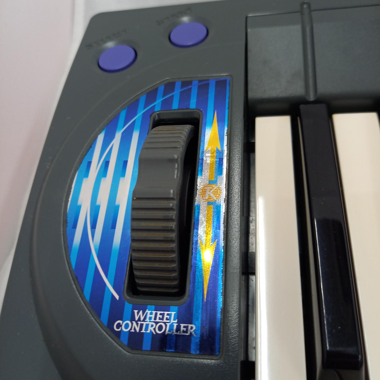 左右のベンダー周りのステッカーにスリキズ