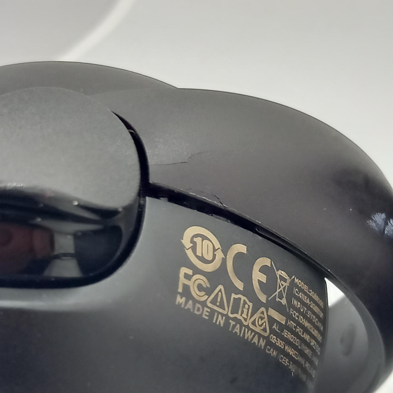 フレーム浮きヒビの下隙間は本来ありません