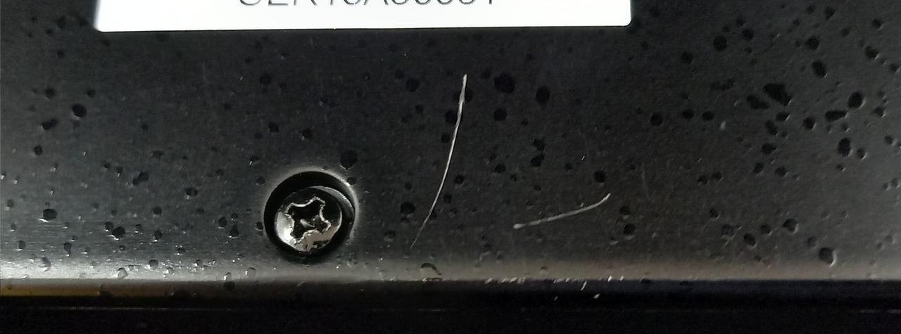 裏面シリアルシールの下にひっかきキズあり