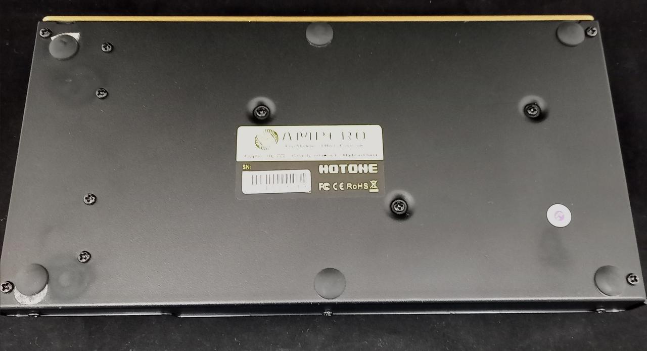 裏から見て左側のゴム足がズレてます