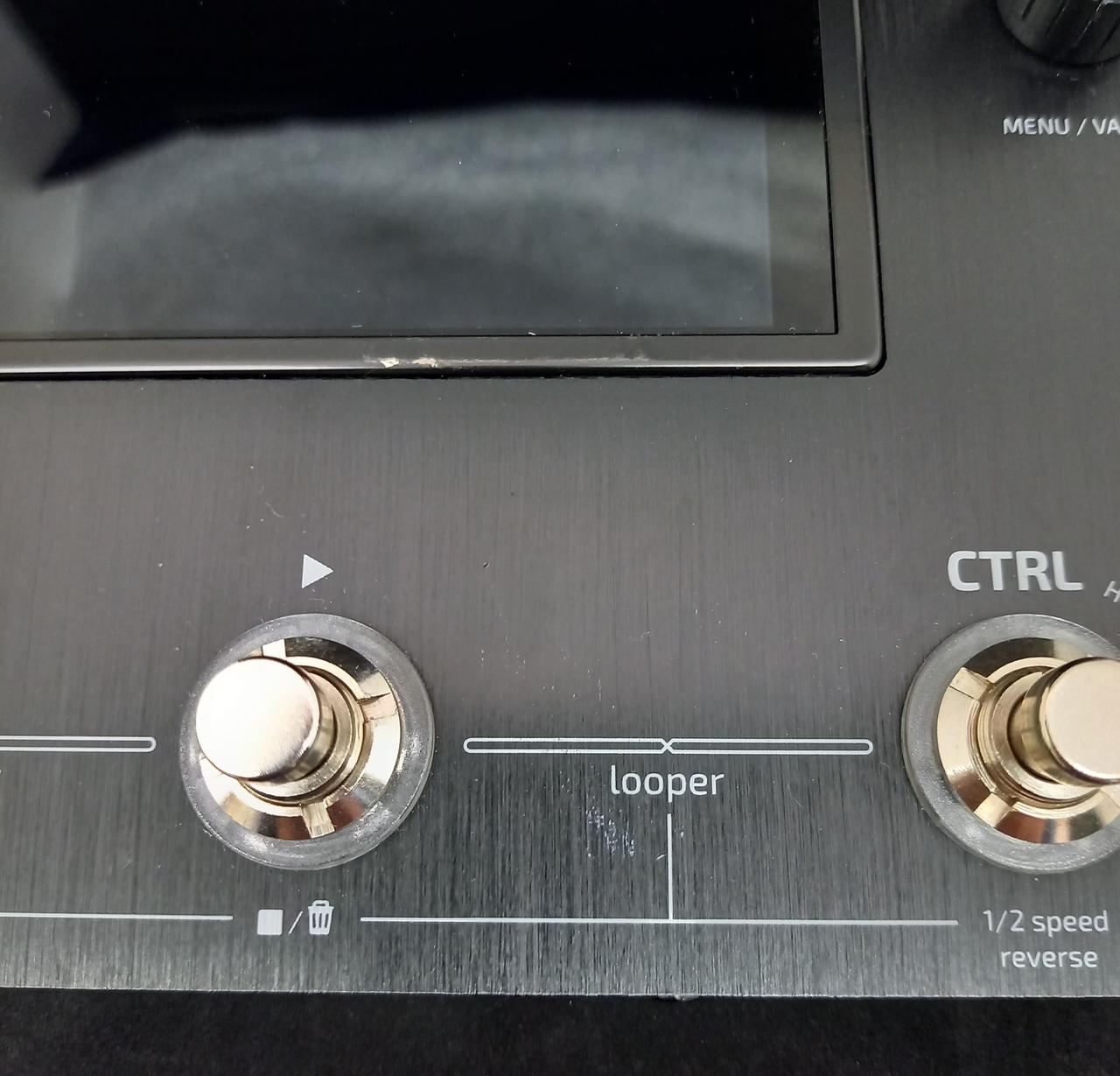 モニターやSwitchの間にキズあり