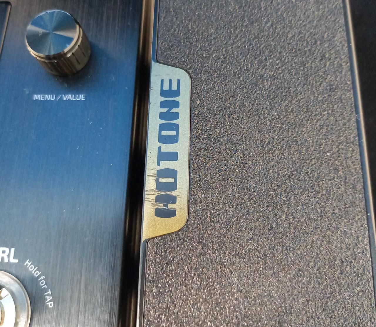 ペダルのロゴのところに引っかきキズあり