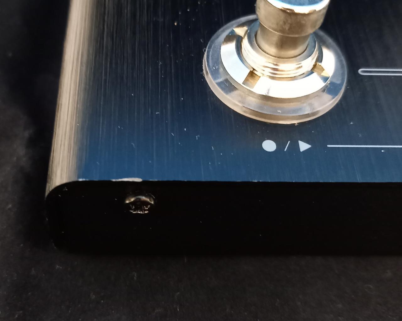 角の部分にぶつかったキズあります。