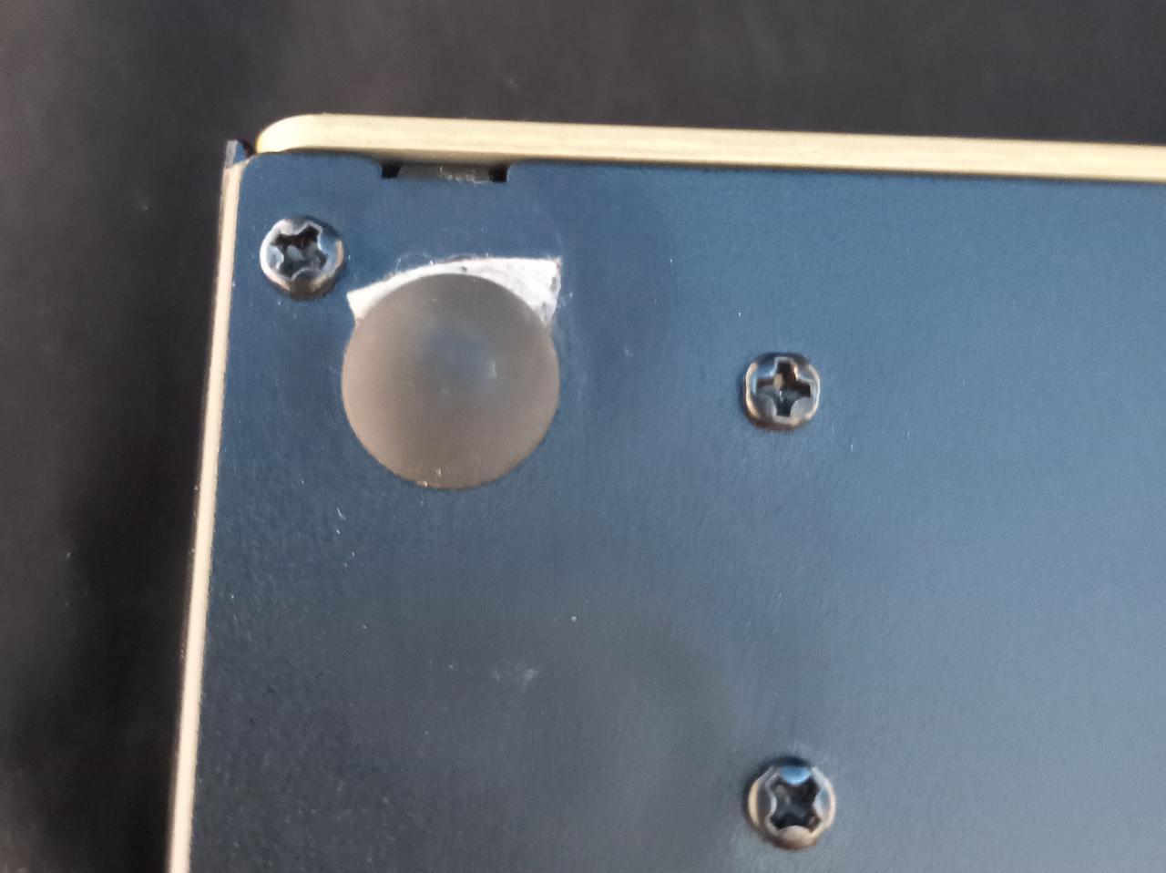 ゴム足ズレてます。