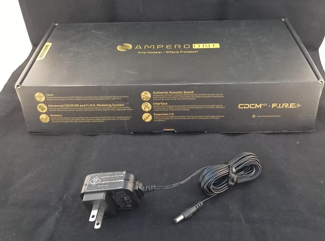 付属品は箱とACアダプター。