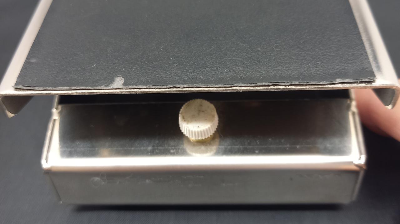 ストッパーのネジ山にシール跡あり