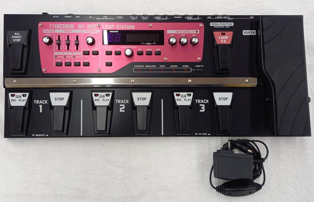 本体とACアダプターのみです