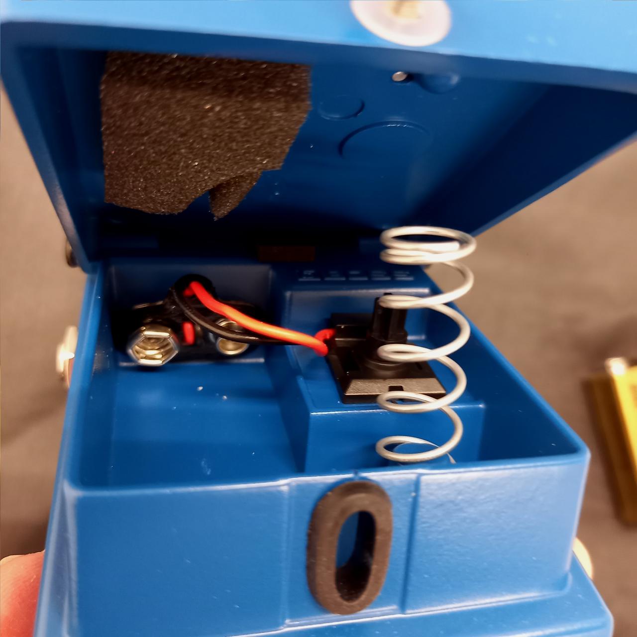 スポンジがケーブル跡で凹んでます