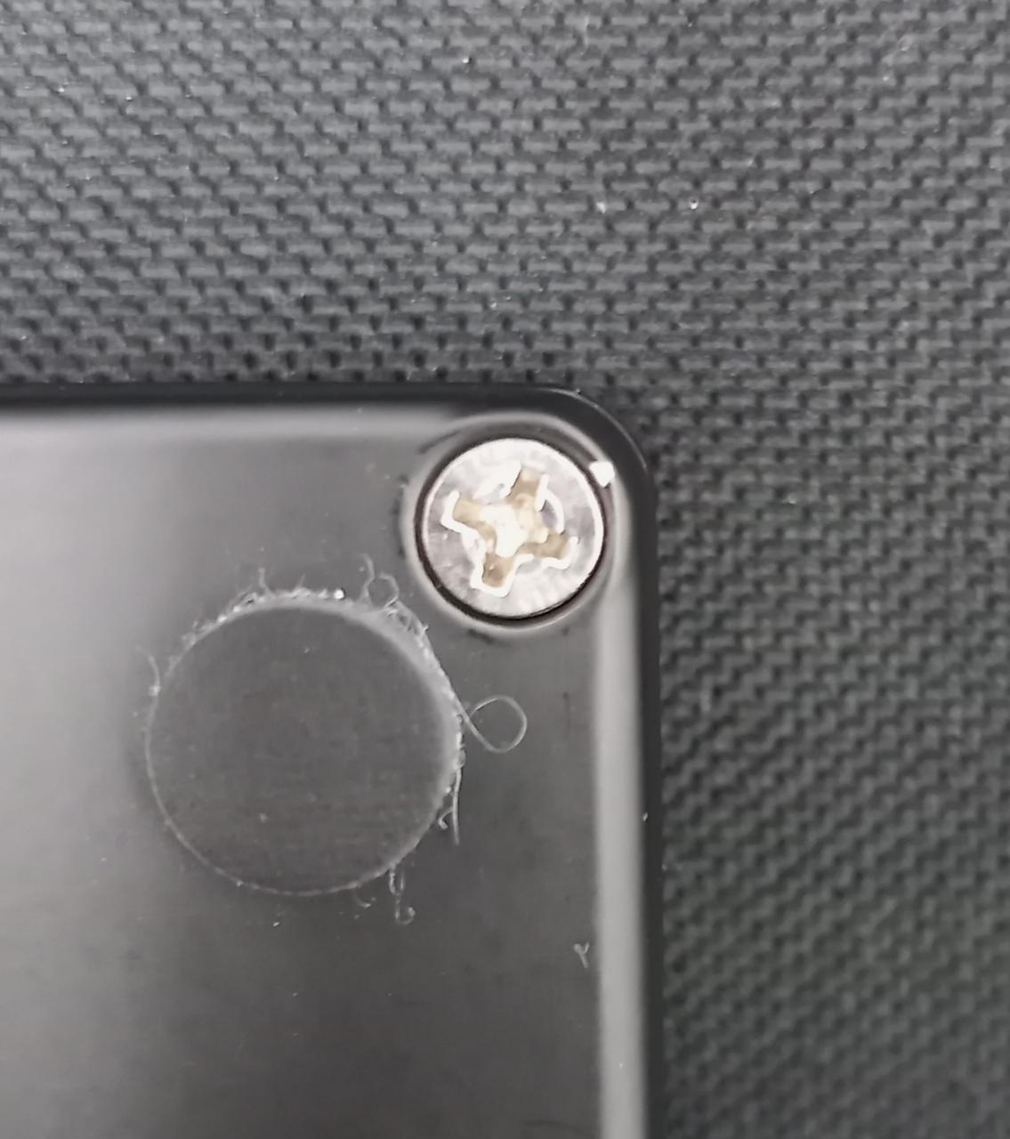 右上ネジのところに小さく打痕あります