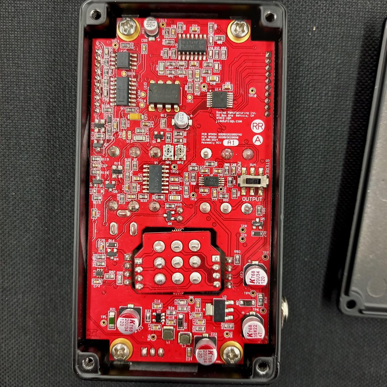 内部にアウトプットモードの切替スイッチ