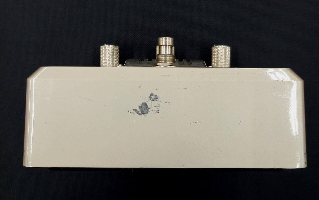 正面に大きなキズあります