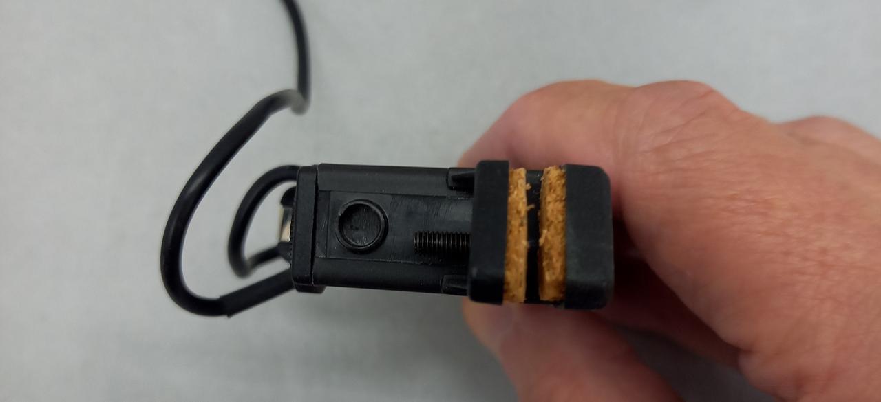片側、コルクが少し凹んでます。