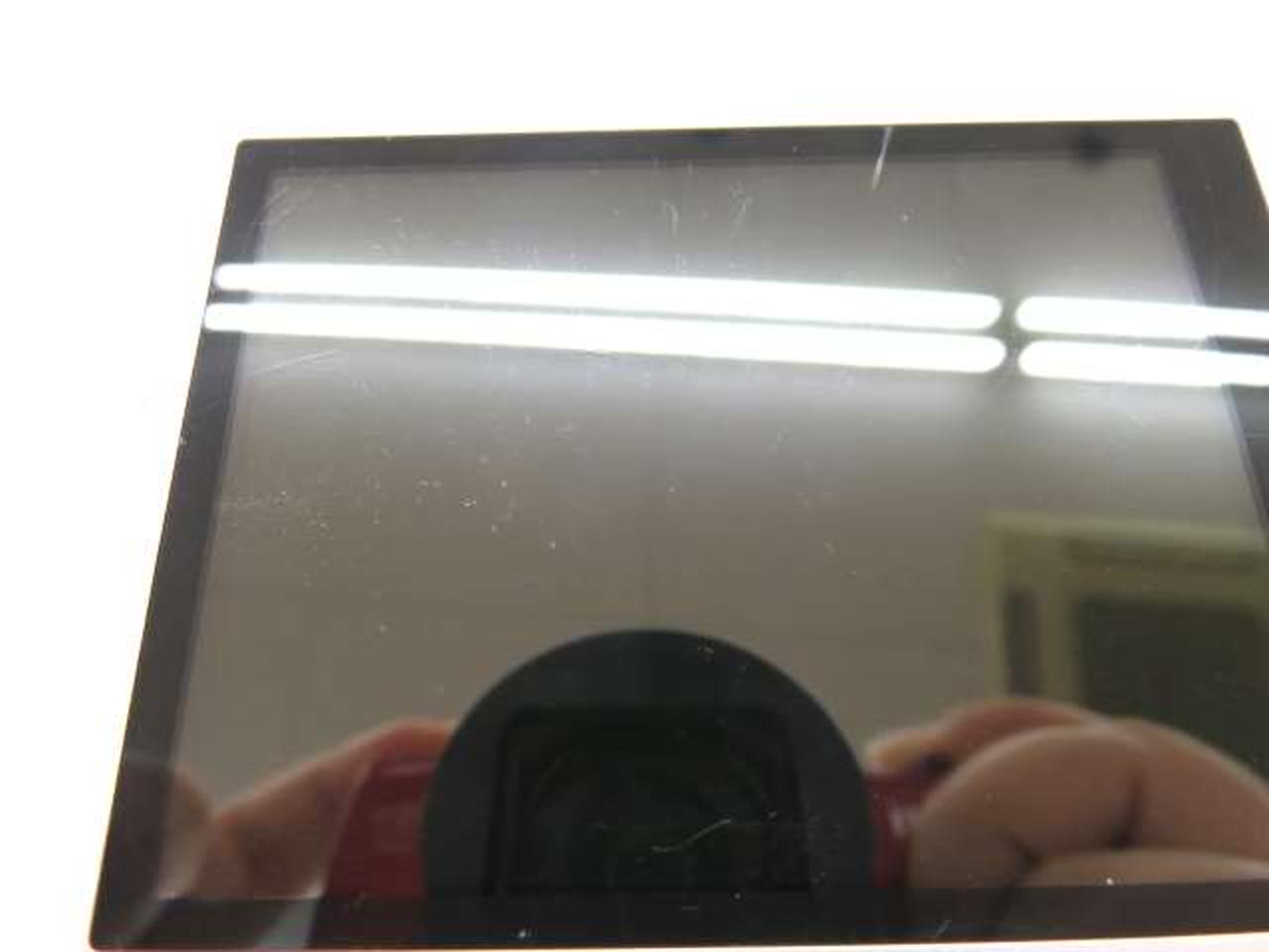 全体的に細かいキズや画面内部にホコリあり