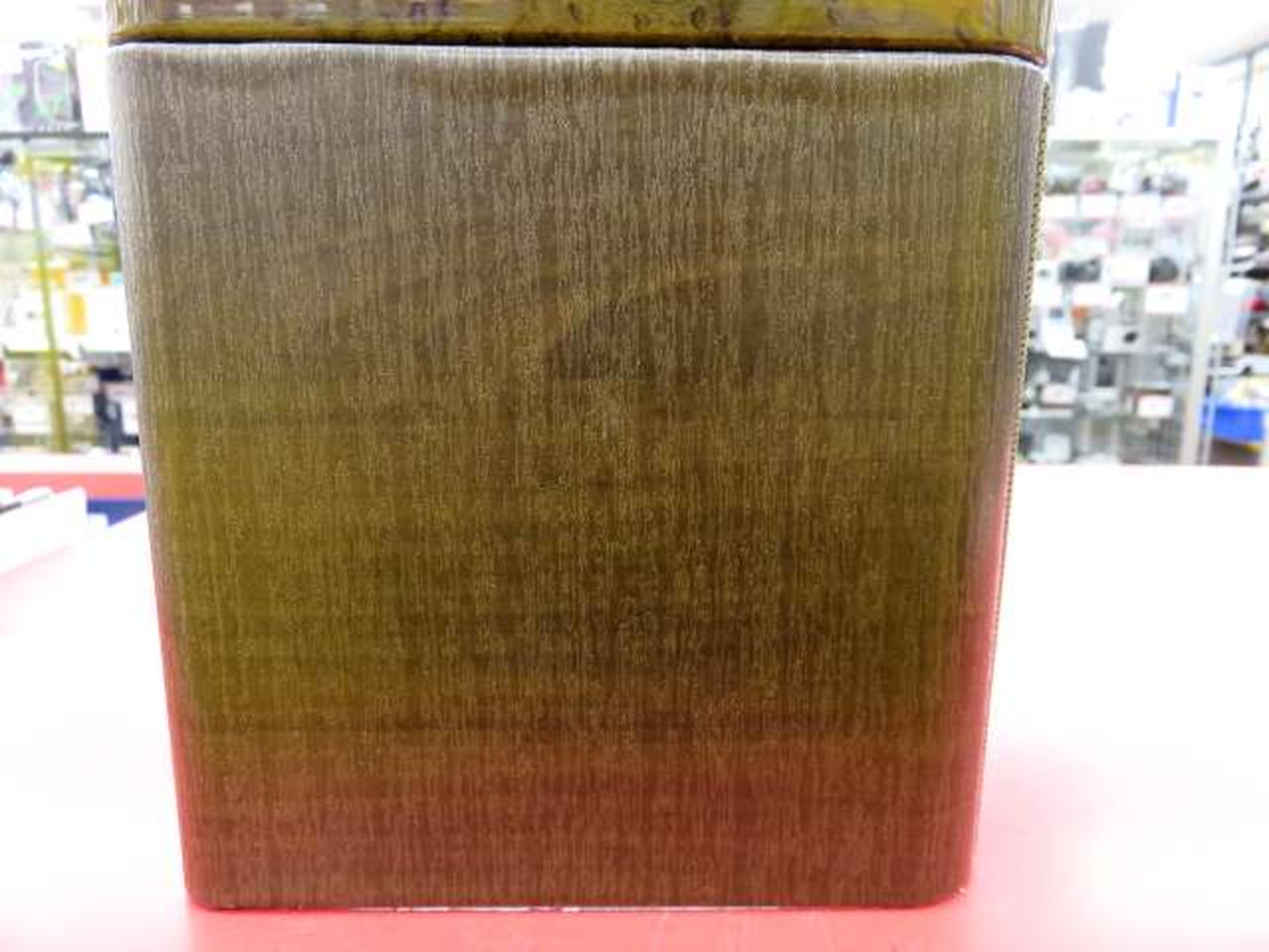 片面だけ材質違います。