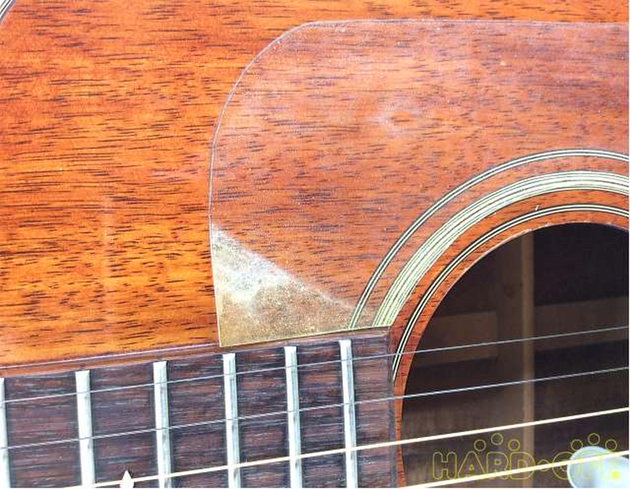 ピックガードの一部が剥がれています。