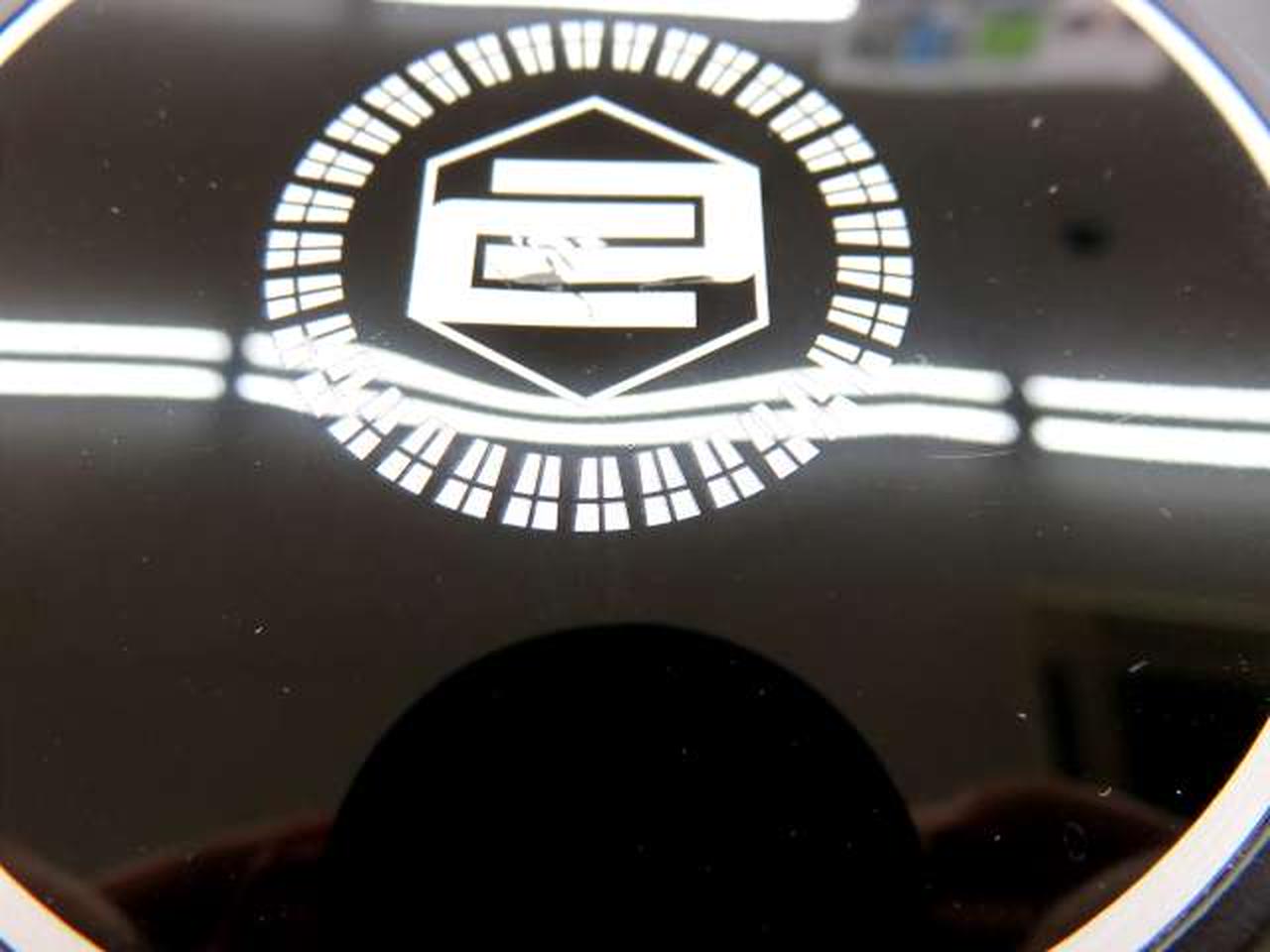 ロゴ付近に凹みキズあり