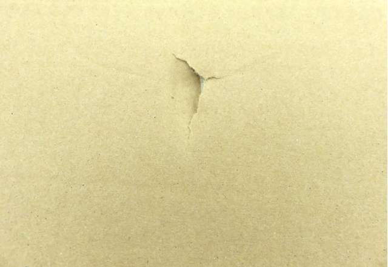 箱上部に破れあり